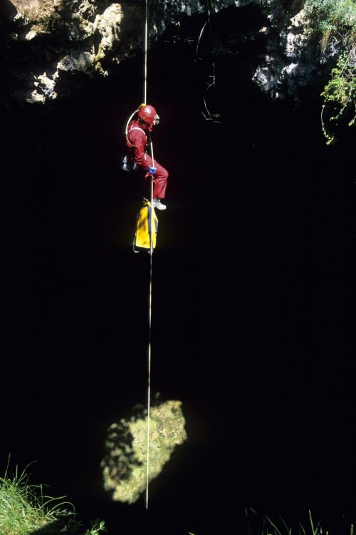 Aven Noir (Causse Noir, Aveyron). Descente du puits d'entrée de 40 mètres (Juin 2003, Nikon FM2)(S 08326)