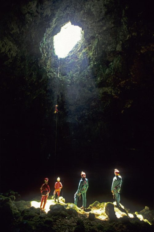 Aven Noir (Causse Noir, Aveyron). Groupe de spéléos à la base du puits d'entrée de 40 mètres (Juin 2003, Nikon FM2)(S 08345)