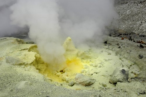 Russie. Kamtchatka. Vapeurs de soufre dans le cratère du volcan Mutnovsky.(V 2006-0496)