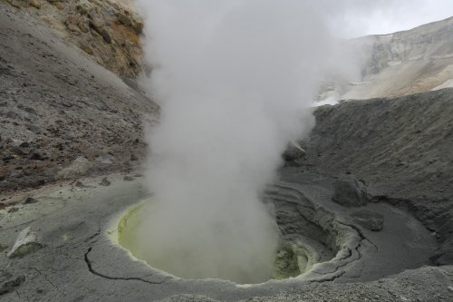 Russie. Kamtchatka. Bouche de soufre dans le cratère du volcan Mutnovsky.(V 2006-0504)