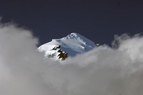 Russie. Kamtchatka. Volcan Tolbachik émergeant des nuages.(V 2006-0682)