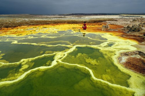 Ethiopie. Dépression du Danakil. Mares acides  colorées sur le volcan du Dalol. (V 2006-1513)