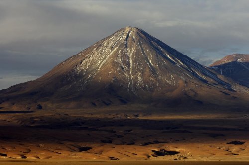 Chili. Désert d'Atacama.Volcan du Licancabur au mois d'août (hiver austral) vu de San Pedro de Atacama.(V 2007-0532)