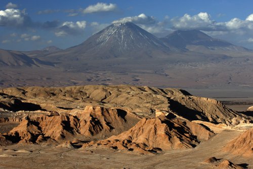 Chili. Désert d'Atacama.Valle de la Luna et volcan Licancabur en fond, près de San Pedro de Atacama.(V 2007-0536)