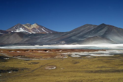 Chili. Laguna de Aguas Calientes sur la route du Paso Sico.(V 2007-1114b)