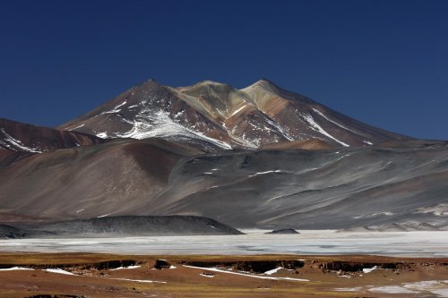 Chili. Lagunea de Aguas Calientes sur la route du Paso Sico.(V 2007-1118)