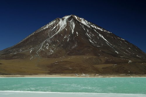 Bolivie. Altiplano. Laguna Verde et volcan Licancabur en fond.(V 2007-1360)