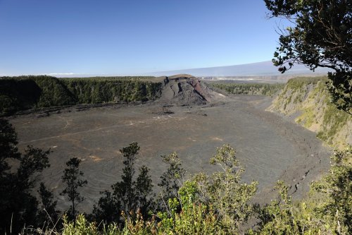 Hawaï - Big Island : cratère du Kilauea Iki. Un sentier le traverse et remonte sur le versant opposé, constituant une belle promenade de 6 km(vo-08-0047)