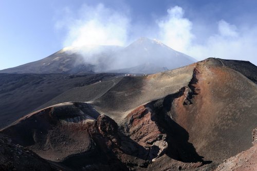 Profonde cavité en forme de cratère apparue en contrebas du Torre del Filosofo aujourd'hui détruit (en fond, le sommet de l'Etna)(vo-08-0370)