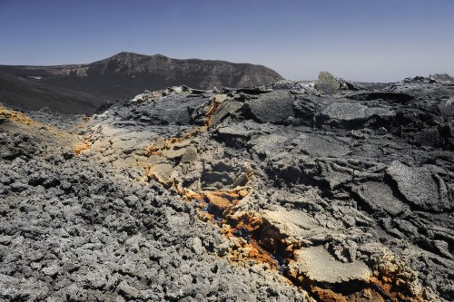 Volcan de l'Etna (Sicile, Italie) - coulée récente dans la Valle del Bove : la lave coule sous la surface qui devient rouge la nuit.(vo-08-0392)