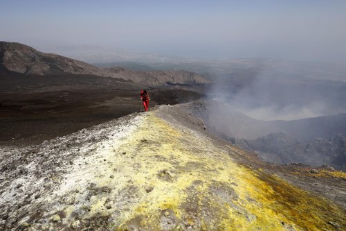 Volcan de l'Etna (Sicile, Italie) - Valle del Bove : cratères fumants colorés de soufre.(vo-08-0429)