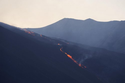 Volcan de l'Etna (Sicile, Italie) - Valle del Bove depuis le belvédère de Serra del Asino: dès que le soleil a disparu, la traînée de lave se dessine en pointillés rouges.(vo-08-0434)