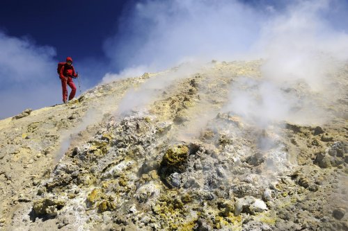 Volcan de l'Etna (Sicile, Italie) - Bord du cratère nord-est avec dépôts de soufre et fumerolles.(vo-08-0526)