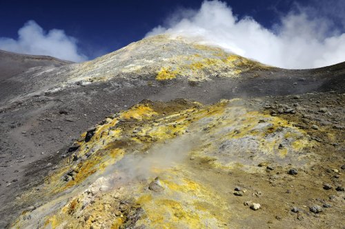 Volcan de l'Etna (Sicile, Italie) - Cratère nord-est avec dépôts de soufre en premier plan(vo-08-0544)