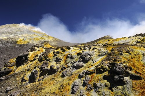Volcan de l'Etna (Sicile, Italie) - Cratère nord-est avec dépôts de soufre en premier plan (vo-08-0548)