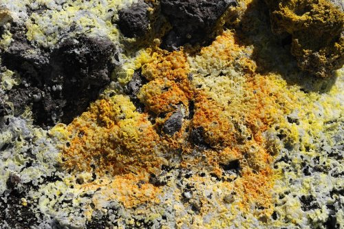 Volcan de l'Etna (Sicile, Italie) - Dépôts de soufre sur le sol au bord du cratère sommital.(vo-08-0564)