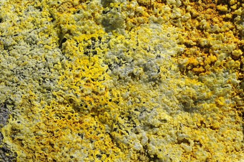 Volcan de l'Etna (Sicile, Italie) - Dépôts de soufre sur le sol au bord du cratère sommital.(vo-08-0567)