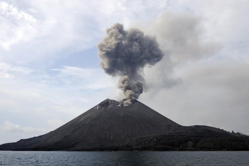 Java. Volcan Anak Krakatau dans le détroit de la Sonde. (VOY 09-0006)