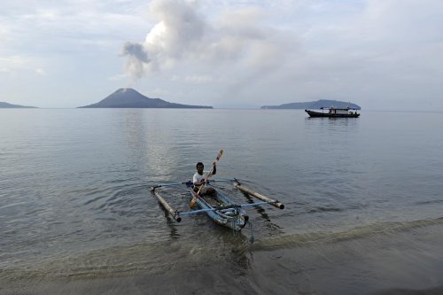 Java. Volcan Anak Krakatau vu de l'ile de Ranaka dans le détroit de la Sonde.(VOY 09-0074)