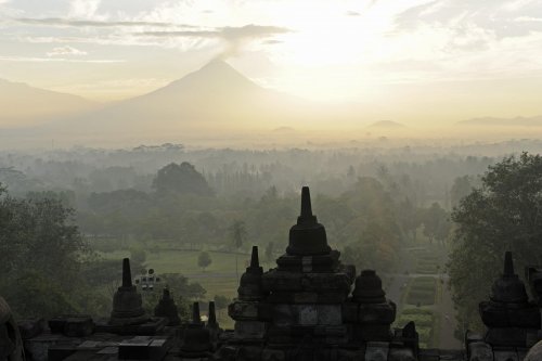 Java. Lever de soleil depuis le temple de Borobudur.(VOY 09-0144)