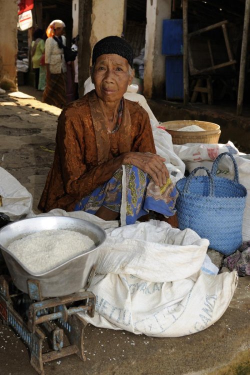 Java. Vendeuse de riz sur un marché de village.(VOY 09-0277)