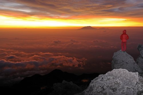 Java. Lever de soleil au sommet du Mérapi (2914 m).(VOY 09-0313)