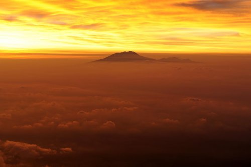 Java. Lever de soleil depuis le sommet du Merapi (2914 m).(VOY 09-0320)