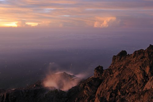 Java. Fumerolles sur les pentes du Mérapi au lever du soleil.(VOY 09-0330)