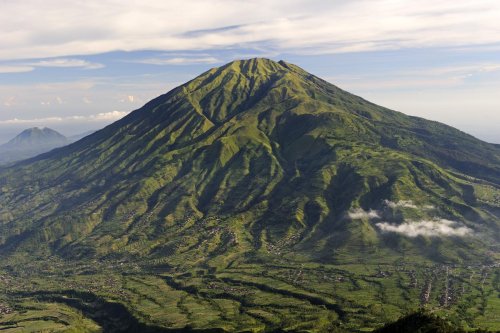 Java. Volcan de Merbabu vu depuis le Merapi.(VOY 09-0388)