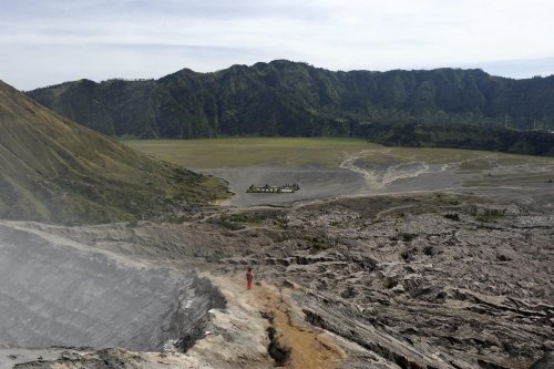Java. Vue sur la caldeira depuis les crêtes du Bromo.(VOY 09-0494)