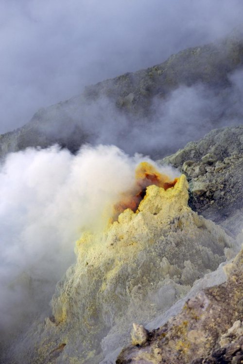 Java. Bouches de soufre sur le volcan Welirang.(VOY 09-0589)