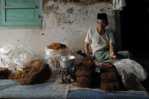 Java. Vendeur de tabac sur un marché de village.(VOY 09-0694)