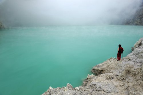 Java. Lac d'acide au fond du cratère du Kawa Ijen.(VOY 09-0734)