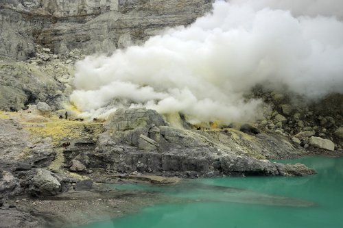 Java. Cratère du Kawa Ijen. Exploitation du soufre au bord du lac d'acide.(VOY 09-0743)