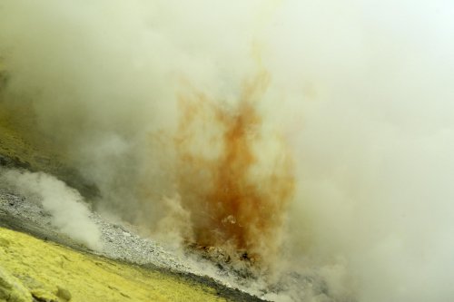 Java. Cratère du Kawa Ijen. Flammes d'hydrogène sulfureux.(VOY 09-0750)