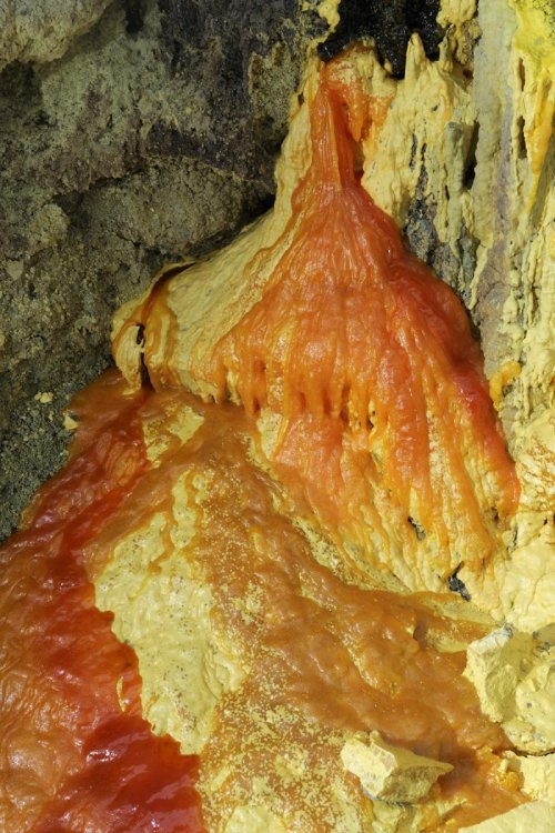 Java. Coulées de soufre dans le cratère du Kawa Ijen.(VOY 09-0755)