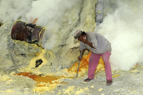 Java. Extraction du souffre dans le cratère du Kawa Ijen.(VOY 09-0769)
