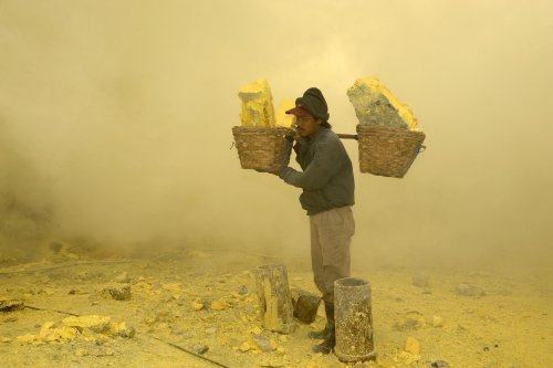 Java. Travailleur du soufre dans le cratère du Kawa Ijen.(VOY 09-0781)