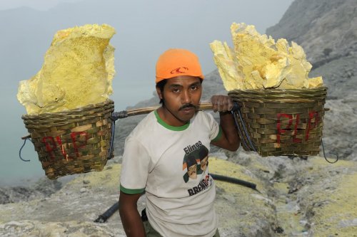 Java. Travailleur du soufre dans le cratère du Kawa Ijen.(VOY 09-0785)
