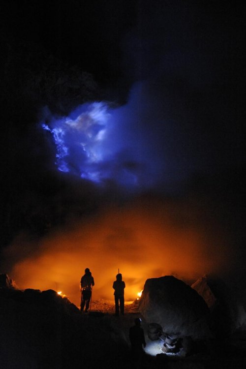 Java. Extraction du soufre de nuit dans le cratère du Kawa Ijen.(VOY 09-0793)