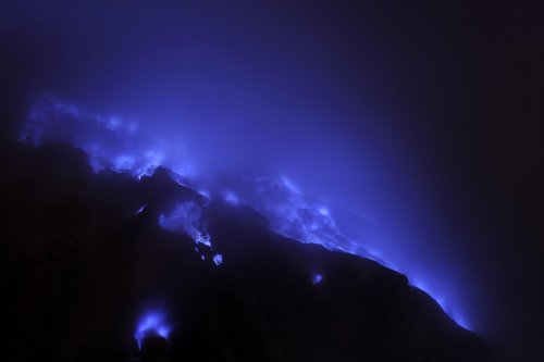 Java. Cratère du Kawa Ijen de nuit avec des flammes d'hydrogène sulfureux.(VOY 09-0804)