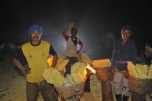 Java. Travailleurs du soufre dans le cratère du Kawa Ijen.(VOY 09-0811)