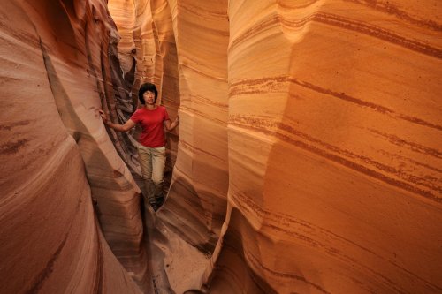 Parc d'Escalante (Utah). Zebra Canyon. Partie étroite avec personne de face. (VOY 09-1120)