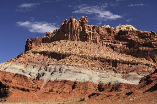 Capitol Reef (Utah). Falaises de grès du Castle.(VOY 09-1358)