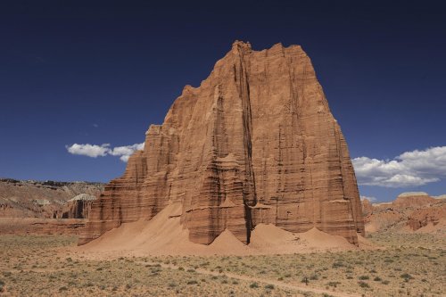 Capitol Reef (Utah). Monolithe de grès sur la route de Cathedral Valley.(VOY 09-1422)