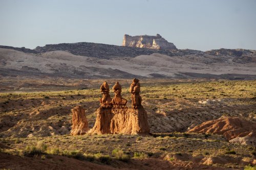 Goblin Valley (Utah).  A l'entrée de la vallée, des sentinelles isolées.(VOY 09-1501)