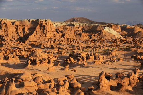 Goblin Valley (Utah). Vue générale de la vallée et ses nains d'argile au coucher du soleil.(VOY 09-1574)
