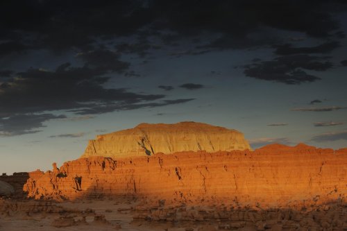 Goblin Valley (Utah). Coucher de soleil sur la falaises.(VOY 09-1590)