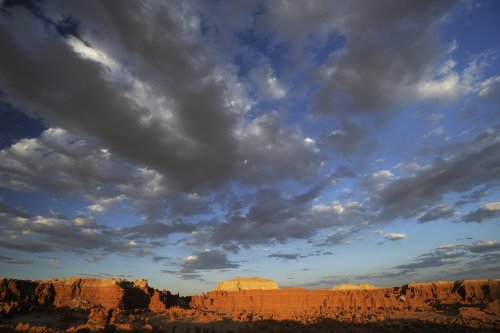 Goblin Valley (Utah). Coucher de soleil sur les falaises.(VOY 09-1600)