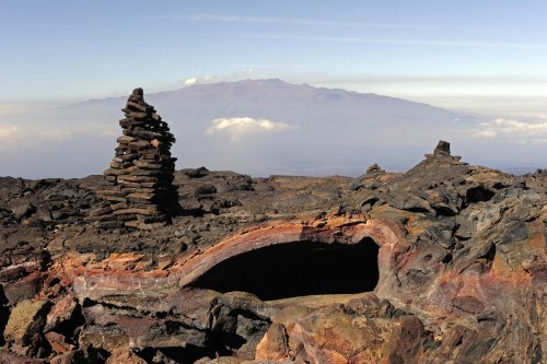 Big island (Hawaï).  Cairn et entrée de lava tube sur les pentes du Mauna Loa.(VOY 10-0157)